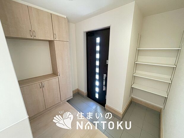 【現地写真（玄関）】玄関には、大型のシューズ収納を設置しています。