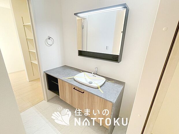 【洗面台・洗面所】鏡の両サイドは、必要なものを取出しやすく、大きな鏡面で朝の準備も快適。
使いやすいリフトアップ機能付きのシングルレバーシャワー水栓付です。