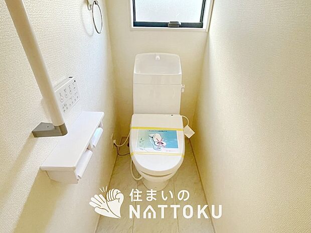 【トイレ】汚れてもサッとひと拭きでお手入れ簡単、エコ仕様の温水洗浄便座付きのトイレです。
バリアフリーにも配慮しています。