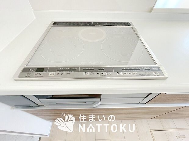 【ビルトインコンロ】フラットな構造で清掃性が高く、過熱防止センサー付３口タイプで日頃の家事も快適です。