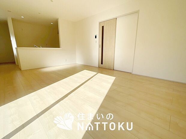 【現地写真（リビング）】フローリング材には、木目、色調など木材特有の風合いがあり、ナチュラルな美しさになっています。