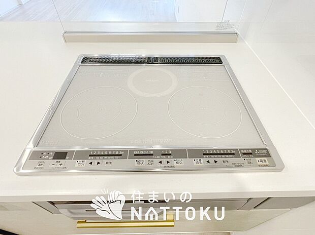 【■TVモニター付インターホン■ 来訪者の確認がしやすいテレビ】フラットな構造で清掃性が高く、過熱防止センサー付3口タイプで日頃の家事も快適です。