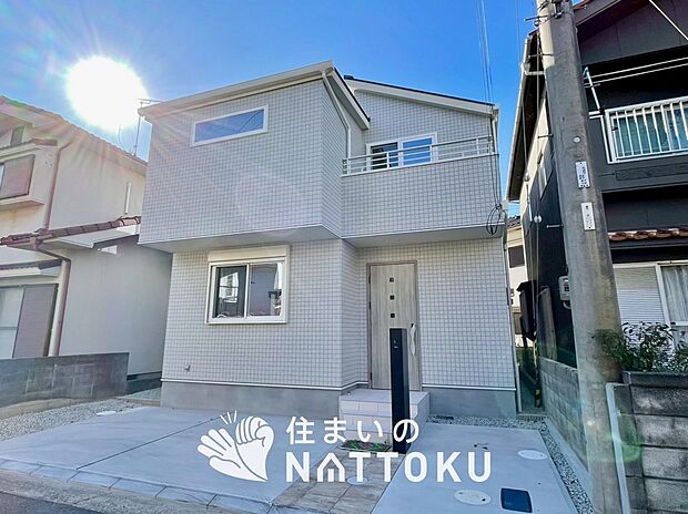 【現地写真(外観)】軽くて火災に強い屋根材を採用し、地震時の建物への負担や揺れを軽減しています。