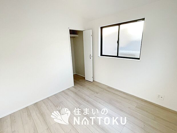 【現地写真(洋室)】木目の美しさを際立たせるシンプルデザインの建具を使用しています。