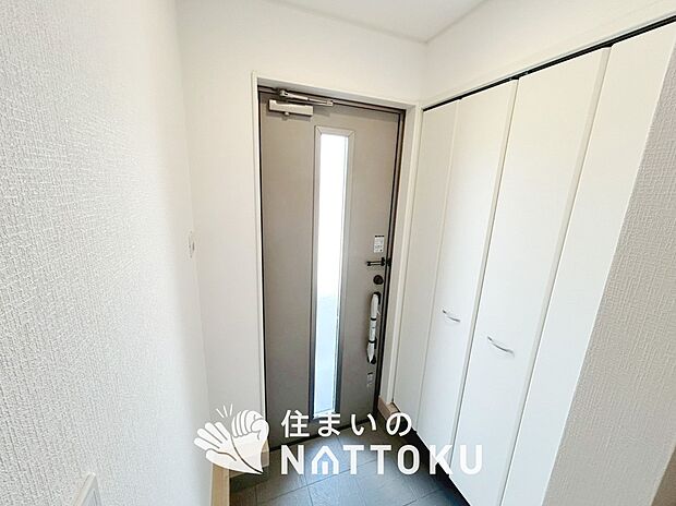 【現地写真(玄関)】玄関には、大型のシューズ収納を設置しています。