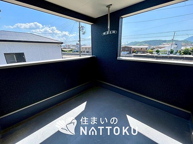 【バルコニー】奥行きが広く、洗濯物をゆったりと干せる十分な広さで、家族の洗濯も捗ります。
