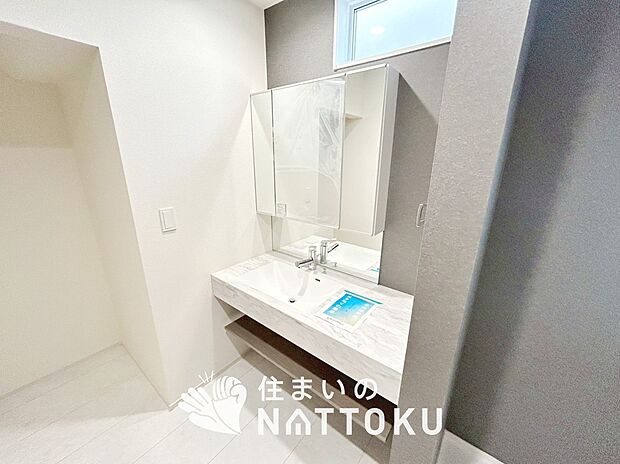 【洗面台・洗面所】鏡の両サイドは、必要なものを取出しやすく、大きな鏡面で朝の準備も快適。
使いやすいリフトアップ機能付きのシングルレバーシャワー水栓付です。