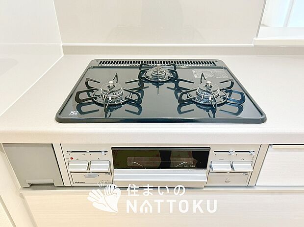 【ビルトインコンロ】フラットな構造で清掃性が高く、過熱防止センサー付３口タイプで日頃の家事も快適です。