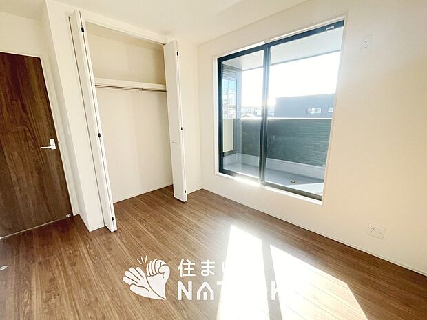 【現地写真（洋室）】木目の美しさを際立たせるシンプルデザインの建具を使用しています。