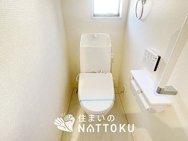 【トイレ】汚れてもサッとひと拭きでお手入れ簡単、エコ仕様の温水洗浄便座付きのトイレです。
バリアフリーにも配慮しています。
