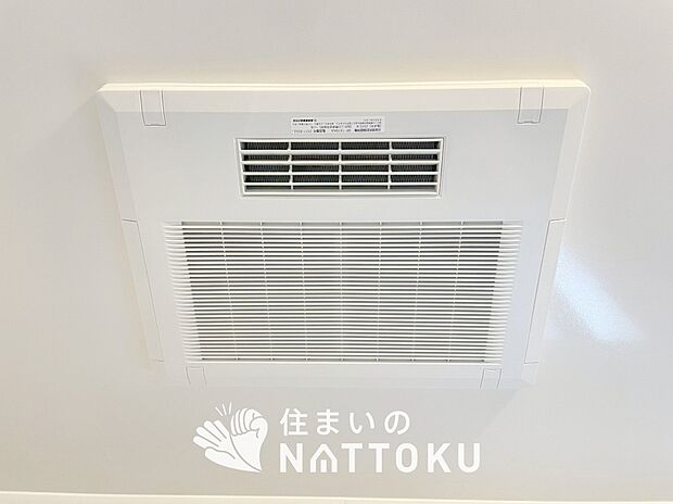 【電気式浴室暖房換気乾燥機】寒い冬場はあたたかく、暑い夏場は扇風機のような心地よさです。
雨の日は、浴室が衣類乾燥スペースになります。

