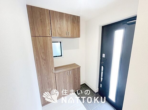 【現地写真（玄関）】玄関には、大型のシューズ収納を設置しています。