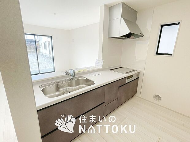 【現地写真（キッチン）】収納たっぷりのシステムキッチン、浄水器付水栓を標準装備しています。