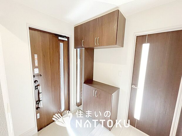 【現地写真（玄関）】玄関には、大型のシューズ収納を設置しています。