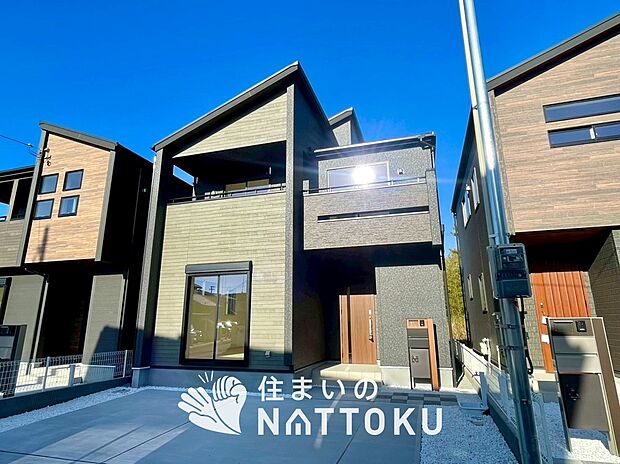 【現地写真（外観）【２号地】】雨で汚れを落とし、耐久性・耐候性に優れた外壁を使用しています。