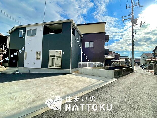 【現地写真（前道含む外観）】軽くて火災に強い屋根材を採用し、地震時の建物への負担や揺れを軽減しています。