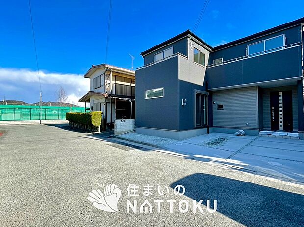 【現地写真（前道含む外観）】健康被害に配慮したもっとも安全性の高い建材を採用し、シックハウス対策をしております。