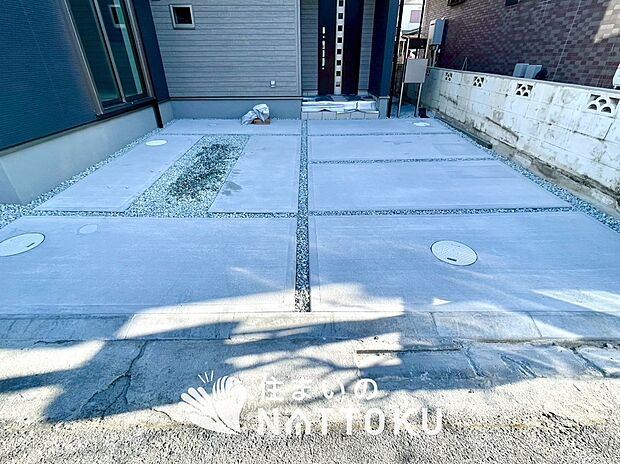 【現地写真（駐車場）】駐車スペースが広く、運転が苦手な方も安心です。