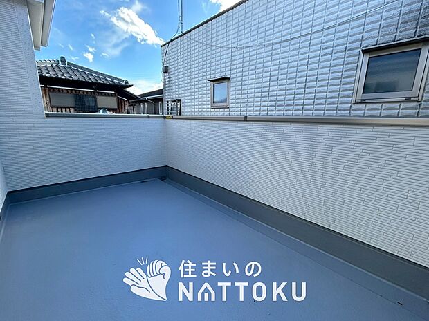 【バルコニー】奥行きが広く、洗濯物をゆったりと干せる十分な広さで、家族の洗濯も捗ります。