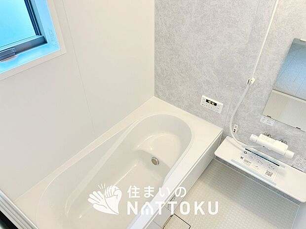 【現地写真（浴室）】浴室暖房乾燥機付き。１坪タイプで広々です。