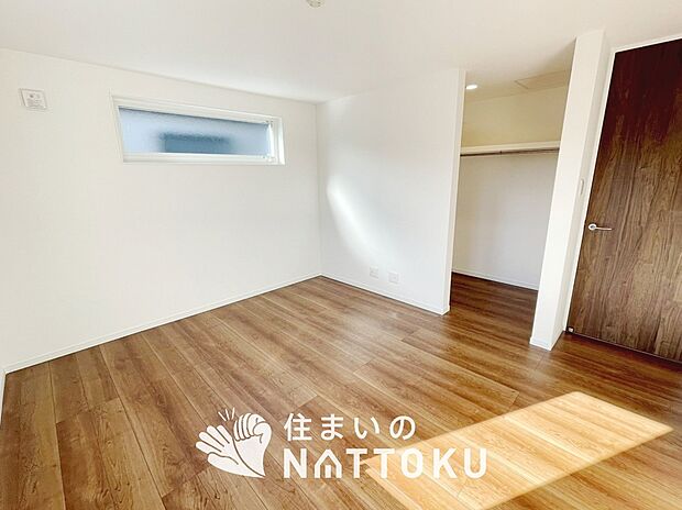 【現地写真（寝室）】木目の美しさを際立たせるシンプルデザインの建具を使用しています。