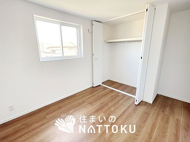 【現地写真（洋室）　】木目の美しさを際立たせるシンプルデザインの建具を使用しています。