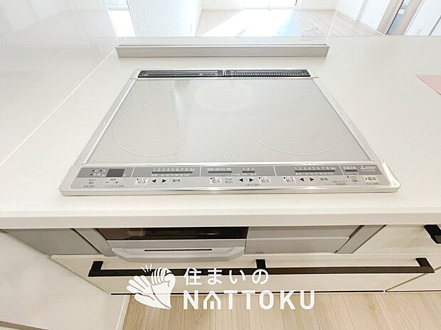 【ビルトインコンロ】フラットな構造で清掃性が高く、過熱防止センサー付３口タイプで日頃の家事も快適です。