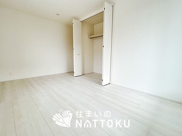 【現地写真（寝室）】木目の美しさを際立たせるシンプルデザインの建具を使用しています。