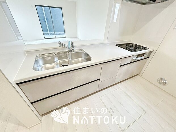 【現地写真（キッチン）】収納たっぷりのシステムキッチン、浄水器付水栓を標準装備しています。