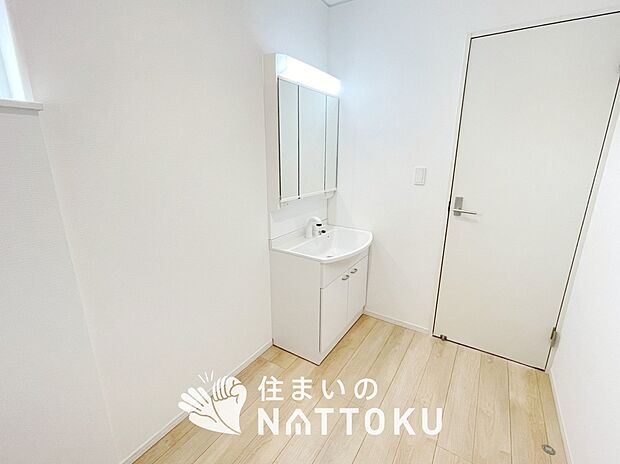 【洗面台・洗面所】鏡の両サイドは、必要なものを取出しやすく、大きな鏡面で朝の準備も快適。
使いやすいリフトアップ機能付きのシングルレバーシャワー水栓付です。