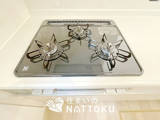 【ビルトインコンロ】フラットな構造で清掃性が高く、過熱防止センサー付３口タイプで日頃の家事も快適です。