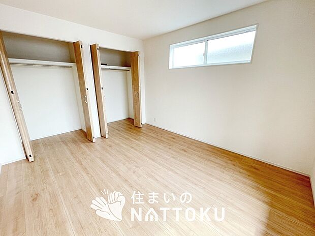 【現地写真（寝室）】木目の美しさを際立たせるシンプルデザインの建具を使用しています。