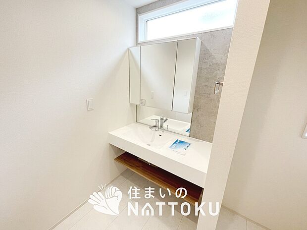 【洗面台・洗面所】鏡の両サイドは、必要なものを取出しやすく、大きな鏡面で朝の準備も快適。
使いやすいリフトアップ機能付きのシングルレバーシャワー水栓付です。