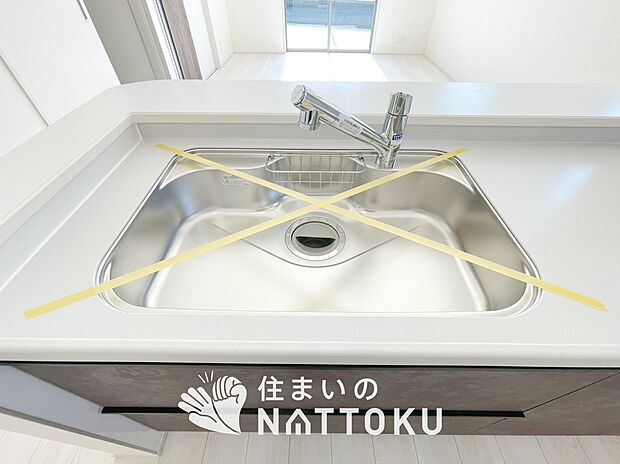 【浄水器内臓型ハンドシャワー付シンク】フラットな構造で清掃性が高く、過熱防止センサー付３口タイプで日頃の家事も快適です。