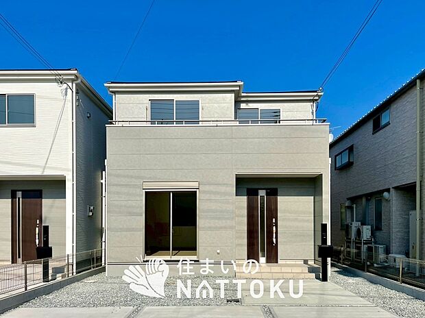 【現地写真（外観）【２号地】】軽くて火災に強い屋根材を採用し、地震時の建物への負担や揺れを軽減しています。