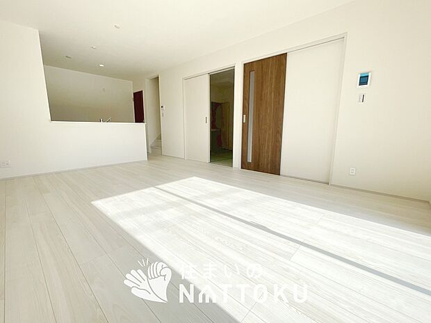 【現地写真（リビング）】フローリング材には、木目、色調など木材特有の風合いがあり、ナチュラルな美しさになっています。