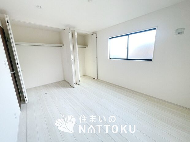 【現地写真（洋室）】木目の美しさを際立たせるシンプルデザインの建具を使用しています。