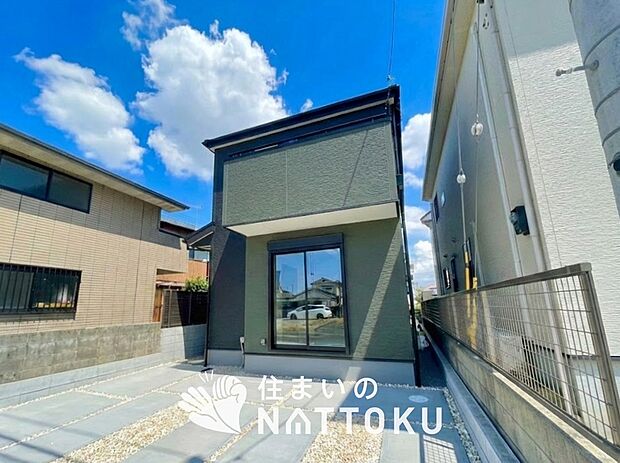 【現地写真（外観）】雨で汚れを落とし、耐久性・耐候性に優れた外壁を使用しています。