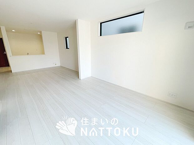 【現地写真（リビング）】フローリング材には、木目、色調など木材特有の風合いがあり、ナチュラルな美しさになっています。