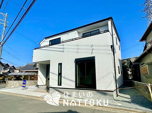 【現地写真（外観）】雨で汚れを落とし、耐久性・耐候性に優れた外壁を使用しています。