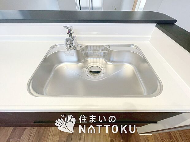 【浄水器内臓ハンドシャワー付シンク】広々とした凸型シンクに洗剤ポケットを標準装備。すっきり収納できます。
また、蛇口の先端に浄水器を内蔵しているため場所をとりません。