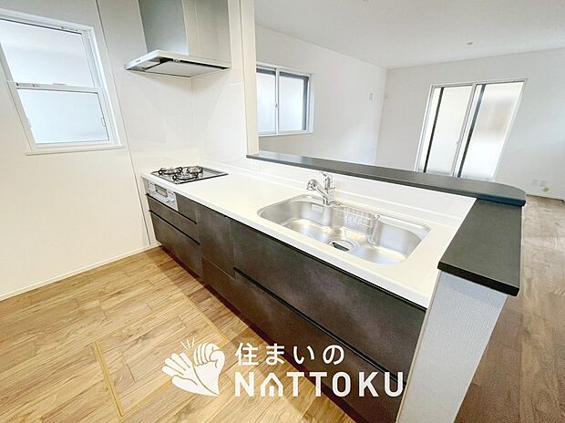 【現地写真（キッチン）】収納たっぷりのシステムキッチン、浄水器付水栓を標準装備しています。