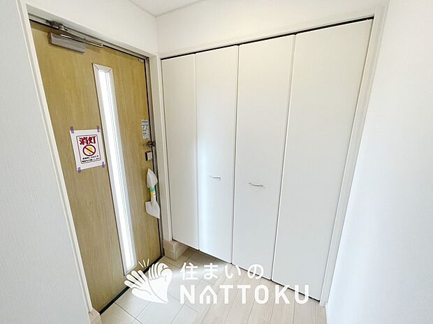 【現地写真（玄関）】玄関には、大型のシューズ収納を設置しています。