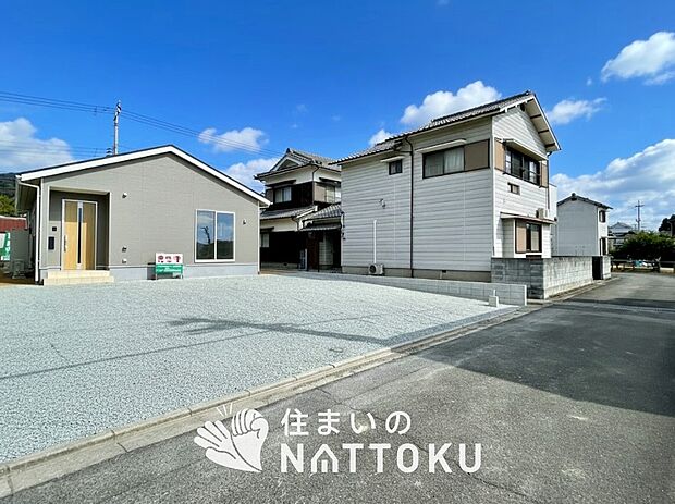 【現地写真（前道含む外観）】軽くて火災に強い屋根材を採用し、地震時の建物への負担や揺れを軽減しています。