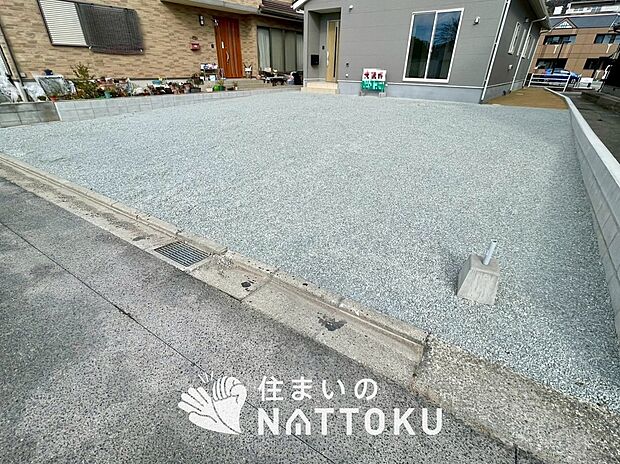 【現地写真（駐車場）】駐車スペースが広く、運転が苦手な方も安心です。