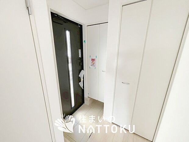 【現地写真（玄関）】玄関には、大型のシューズ収納を設置しています。