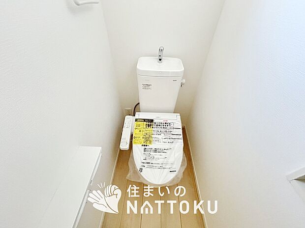 【トイレ】汚れてもサッとひと拭きでお手入れ簡単、エコ仕様の温水洗浄便座付きのトイレです。
バリアフリーにも配慮しています。