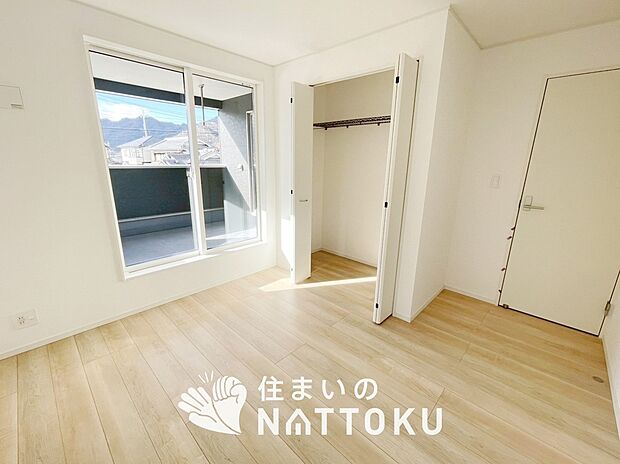【現地写真（寝室）】木目の美しさを際立たせるシンプルデザインの建具を使用しています。