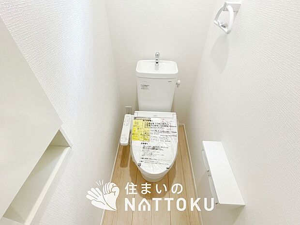 【トイレ】汚れてもサッとひと拭きでお手入れ簡単、エコ仕様の温水洗浄便座付きのトイレです。
バリアフリーにも配慮しています。