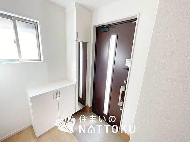【現地写真（玄関）】玄関には、大型のシューズ収納を設置しています。